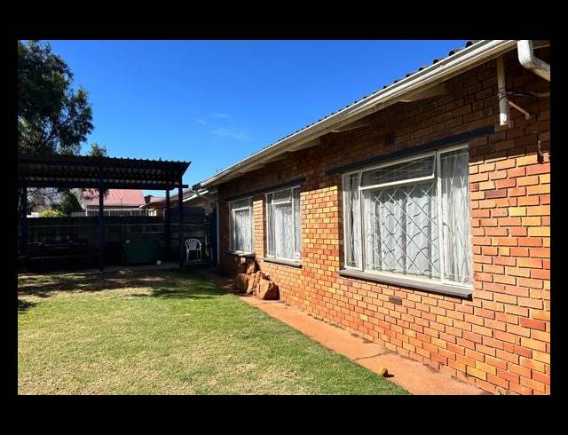 4 BEDROOM HOUSE FOR SALE IN KLOPPERPARK